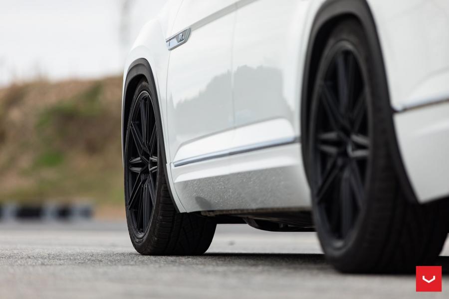 Детали экстерьера Volkswagen Atlas R-Line on Vossen Wheels (CV10) 2019 года  (фото 43 из 53)